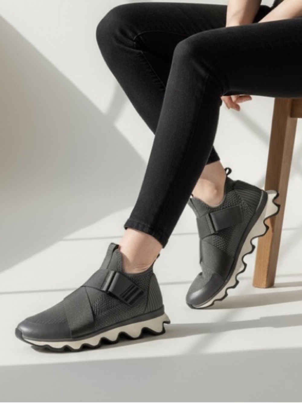 Sorel Kinetic Woman Sneakers Athletic Slip On Trainers in Dark Gray Size 7.5 New